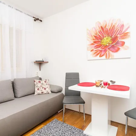 아파트 Adea - One Bedroom With Terrace